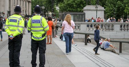 Tragiczny atak mieczem w Londynie: Nastoletni chłopiec zginął, cztery osoby ranne