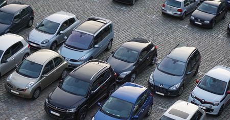 Nowe regulacje emisji CO2: Samochody spalinowe drożeją, elektryki tanieją