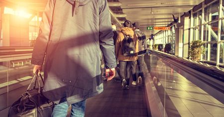 Opóźnienie technologiczne na lotniskach. Limit płynów pozostaje.