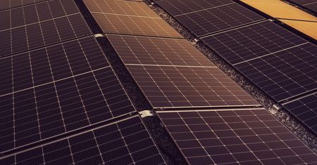 Trzynaście państw UE wytwarza już więcej energii z OZE niż z paliw kopalnych. Polska jeszcze nie, ale też bije rekordy w zielonej energii