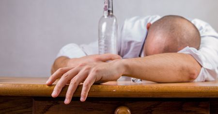 Tak organizm reaguje po tygodniu bez alkoholu. Eksperci tłumaczą