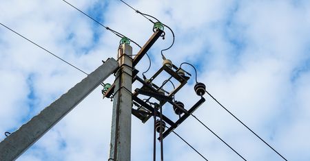 Awaria energetyczna w Tczewie. Pracownik budowy z poparzeniami, przerwy w dostawie prądu
