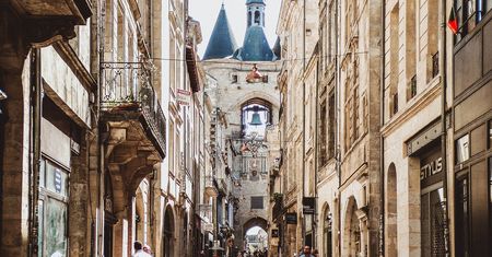 Tragedia w Bordeaux: śmiertelne zatrucie jadem kiełbasianym w popularnej Restauracji.