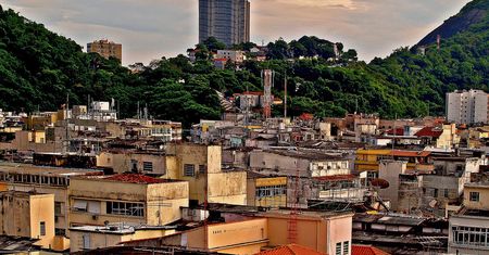 Fale przemocy w Rio de Janeiro: 30 autobusów spalonych przez gangi