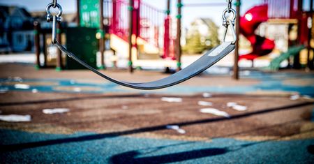 Plac zabaw na Piątkowie z ograniczonymi godzinami otwarcia – decyzja mieszkańców