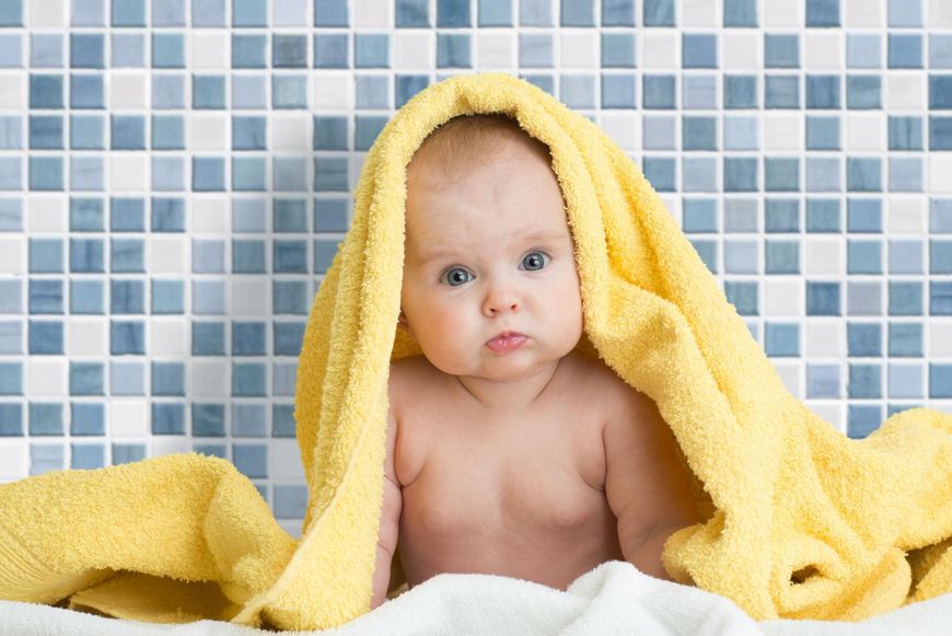 Wycieranie dziecka ręcznikiem