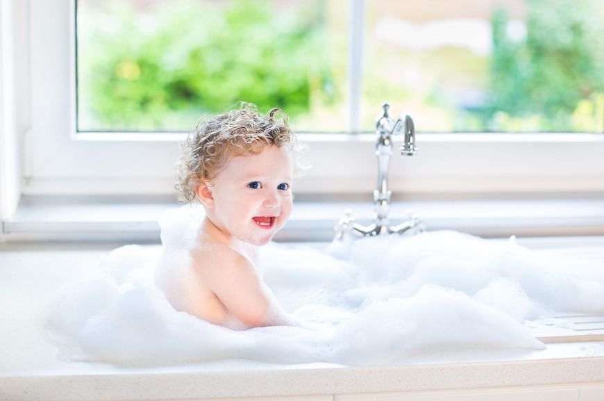 Dziecko kąpiące się w wannie