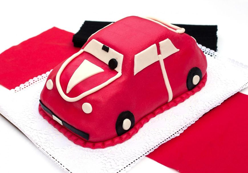 Tort w kształcie samochodu na pewno spodoba się chłopcom