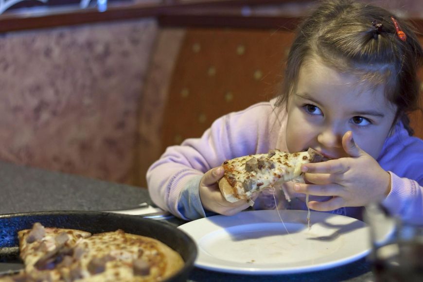 Pizzę warto zrobić samodzielnie w domu