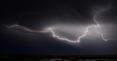 Błyskawiczna decyzja pilota. Samolot LOT zmuszony do powrotu po uderzeniu pioruna