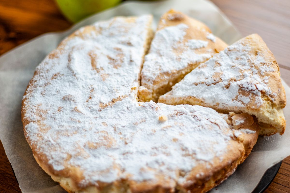 Sponge cake with apples