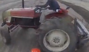 Motocyklista wlecia w traktor
