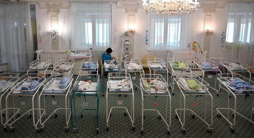Dzieci urodzone przez surogatne matki na Ukrainie