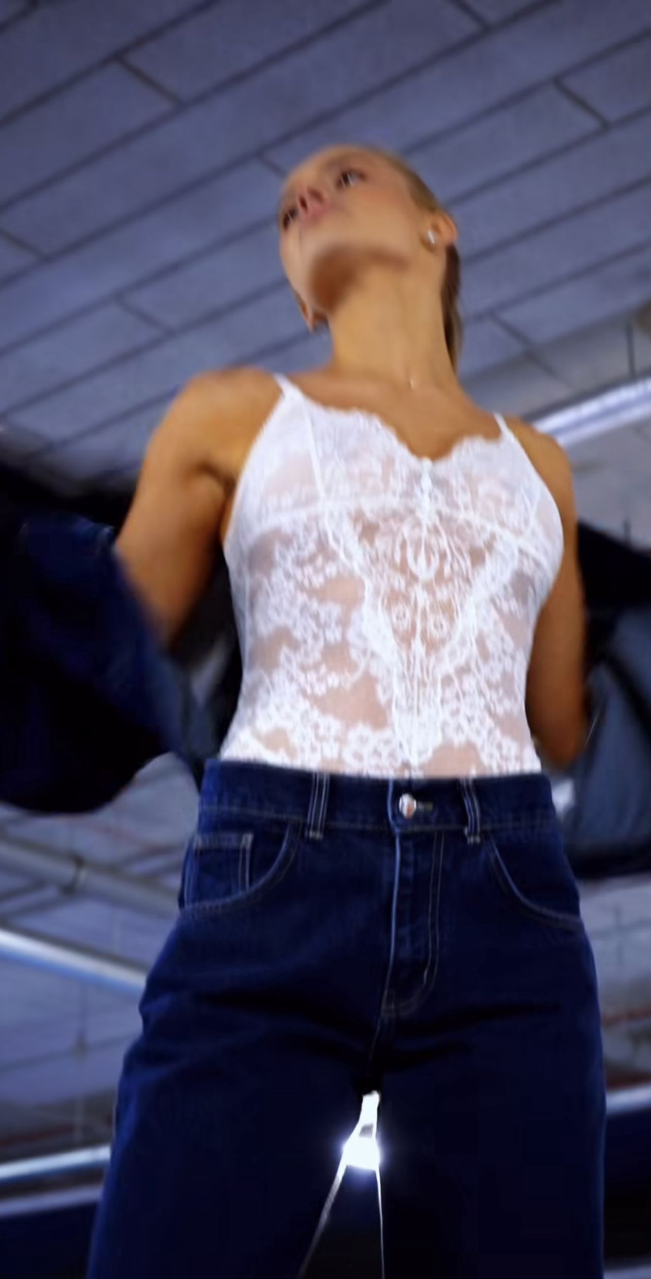 Karolina Pisarek wykorzystała wiodące trendy - jeans w kolorze indygo i białą koronkę