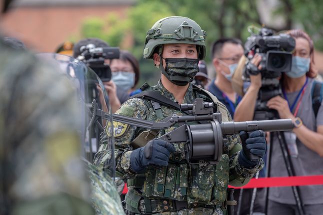 Tajwański żandarm z granatnikiem
