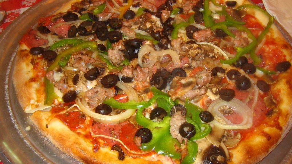 Pizza Extravaganzza na tradycyjnym cieście (Domino's Pizza)