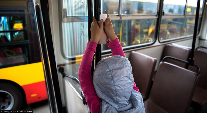 Zostawiła dziecko w autobusie. Dziewczynka smacznie spała