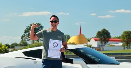 Pobił rekord Guinnessa w jeździe na wstecznym. Wybrał właściwe auto