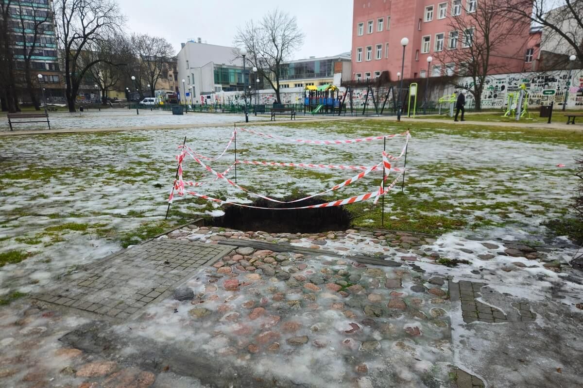 Zapadlisko na Placu Lecha Kaczyńskiego w Lublinie