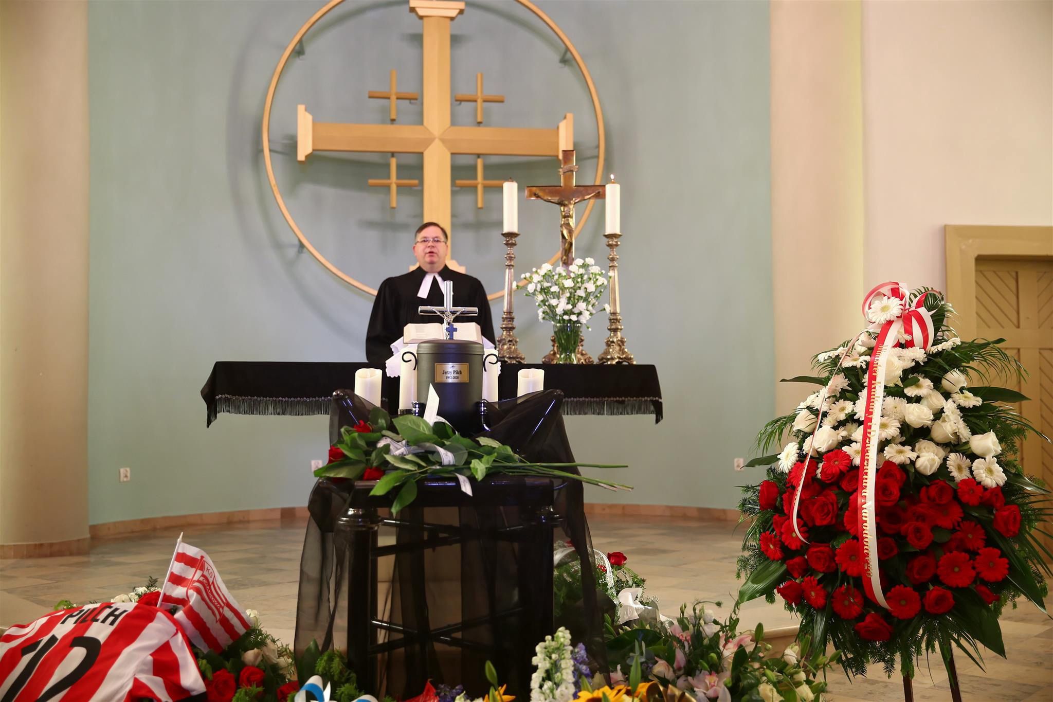Prowadzący ceremonię pogrzebową żegna Jerzego Pilcha