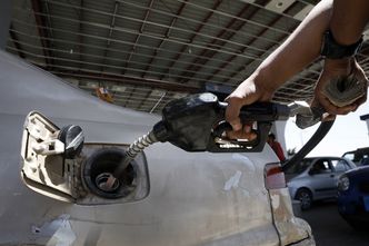 Ropa naftowa na rynkach tanieje. 105 dolarów za baryłkę