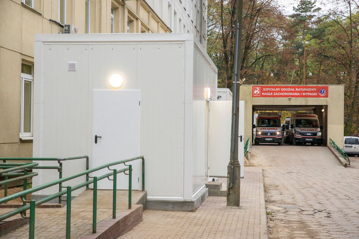 Koronawirus w Warszawie. Przy szpitalu zainstalowano system kontenerów