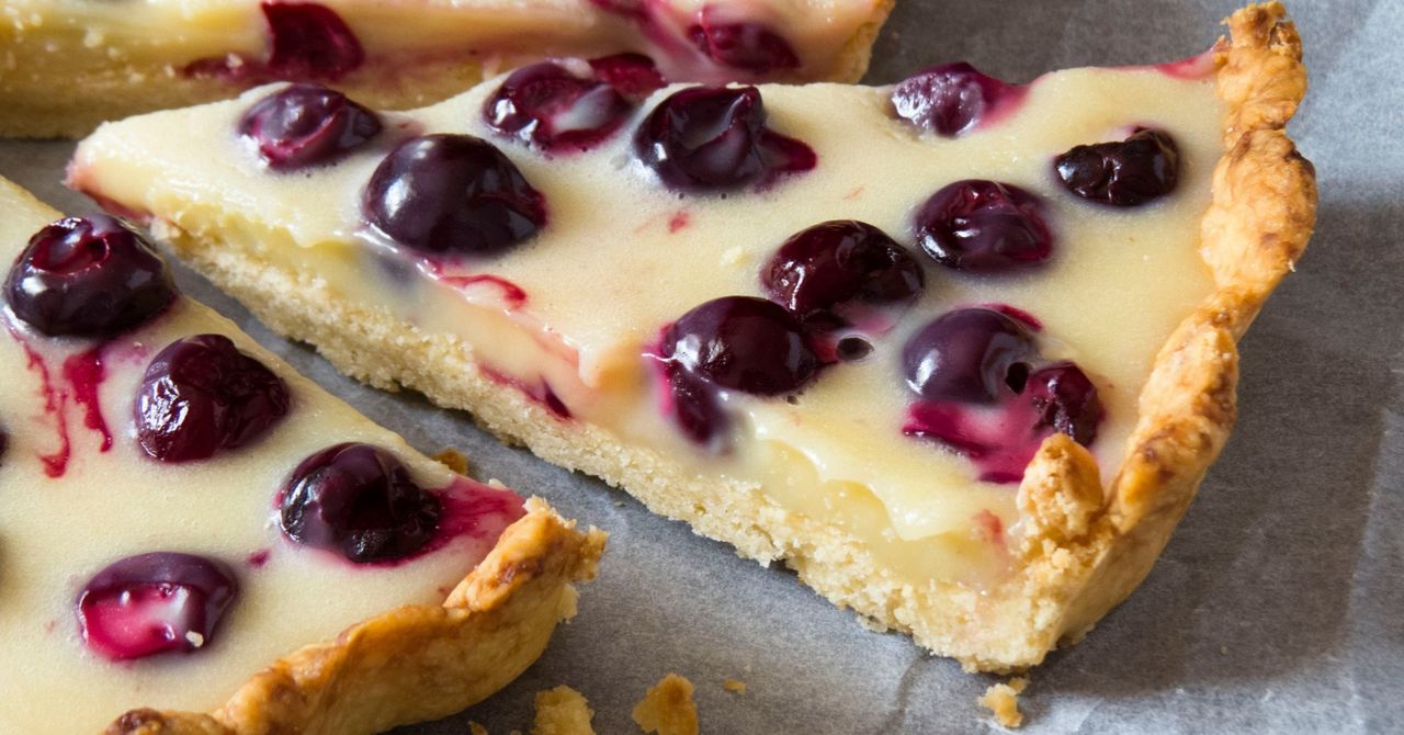 Urzekająca tarta z budyniem i czereśniami na letni deser. Ten przepis uświetnia rodzinne przyjęcia