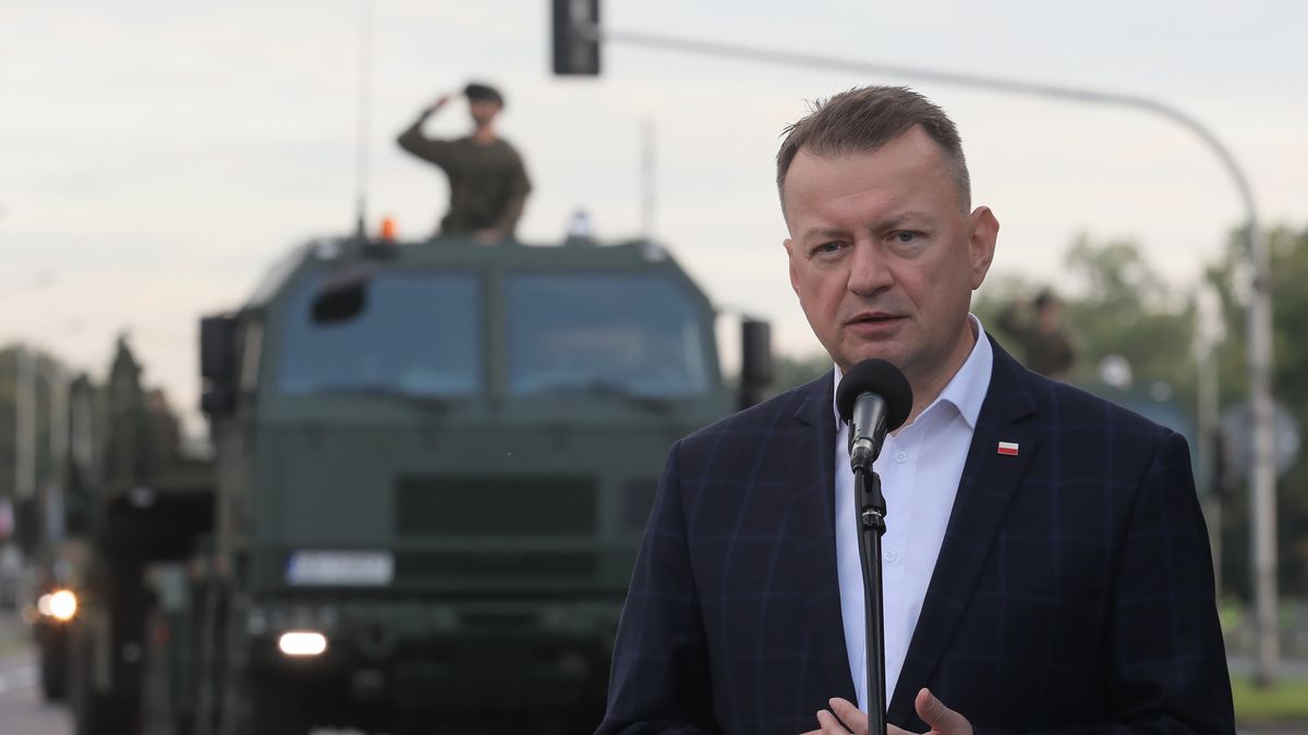 Warszawa, 13.08.2023. Minister obrony narodowej Mariusz Błaszczak podczas briefingu prasowego po próbie generalnej do defilady z okazji Święta Wojska Polskiego w Warszawie, 13 bm. Tegoroczne obchody odbywają się pod hasłem "Silna Biało-Czerwona". (miwi) PAP/Paweł Supernak
