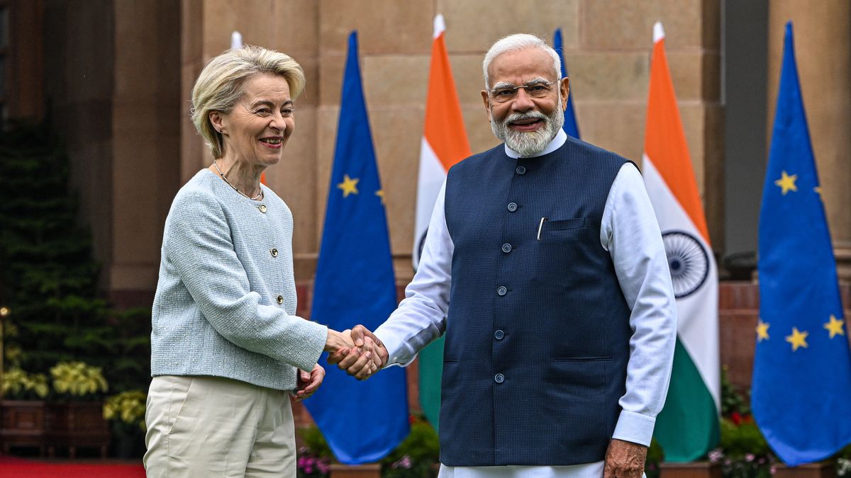 Narendra Modi, India's prime minister, right, shakes hands with Ursula von der Leyen, president of the European Commission, at Hyderabad House in New Delhi, India, on Friday, Feb. 28, 2025. India and the European Union will try to seal a trade deal during this year, Von der Leyen said today. Photographer: Prakash Singh/Bloomberg via Getty Images