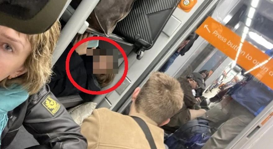 W pociągu nie było miejsca. Mama wcisnęła dziecko na półkę bagażową