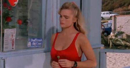 Gwiazda "Słonecznego patrolu" orze jak może. 56-letnia Erika Eleniak "zatrudniła się" na NIEBIESKIEJ PLATFORMIE. Jak dziś wygląda? (FOTO)
