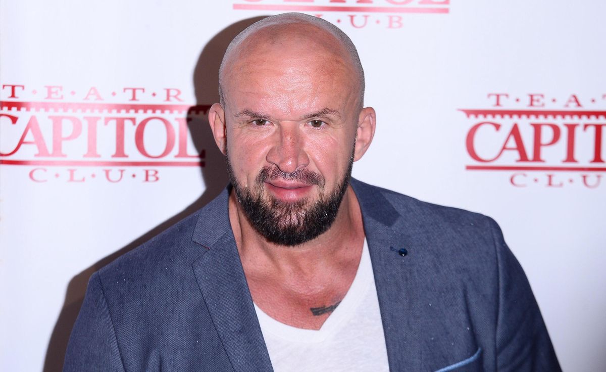 Tomasz Oświeciński pokazał zdjęcie sprzed lat. Fryzura i kolor włosów zaskoczyły fanów 