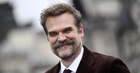 Jaki wielki! Gwiazdor "Stranger Things" już kręci nowy film i jest nie do poznania