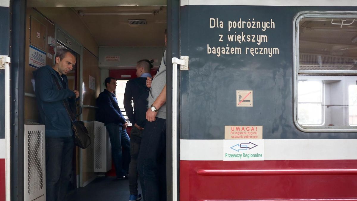 Polregio to marka, pod którą działają Przewozy Regionalne - największy polski kolejowy przewoźnik pasażerski