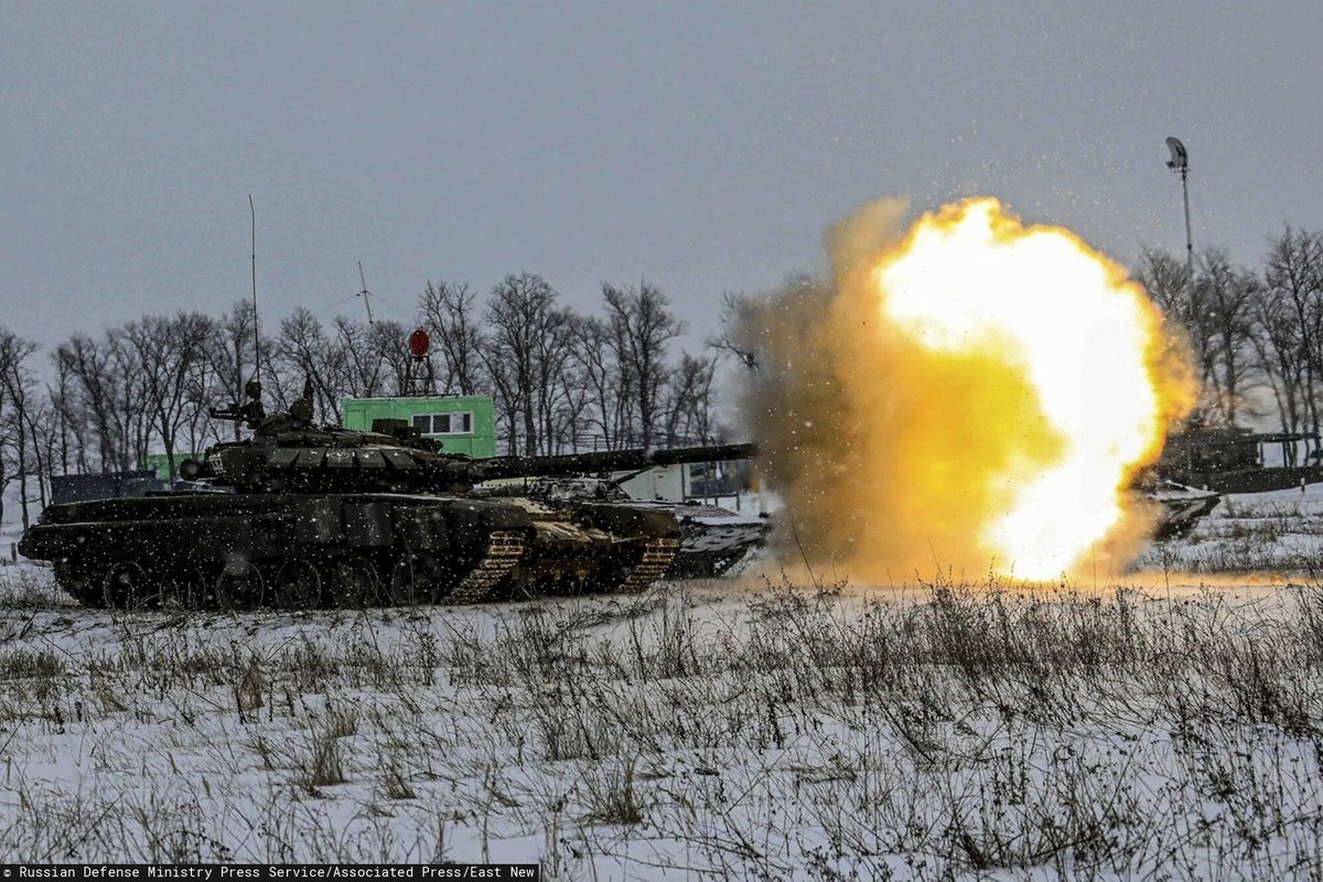 Rosyjski czołg na manewrach pod Petersburgiem (Fot. Russian Defense Ministry Press Service/Associated Press/East New)