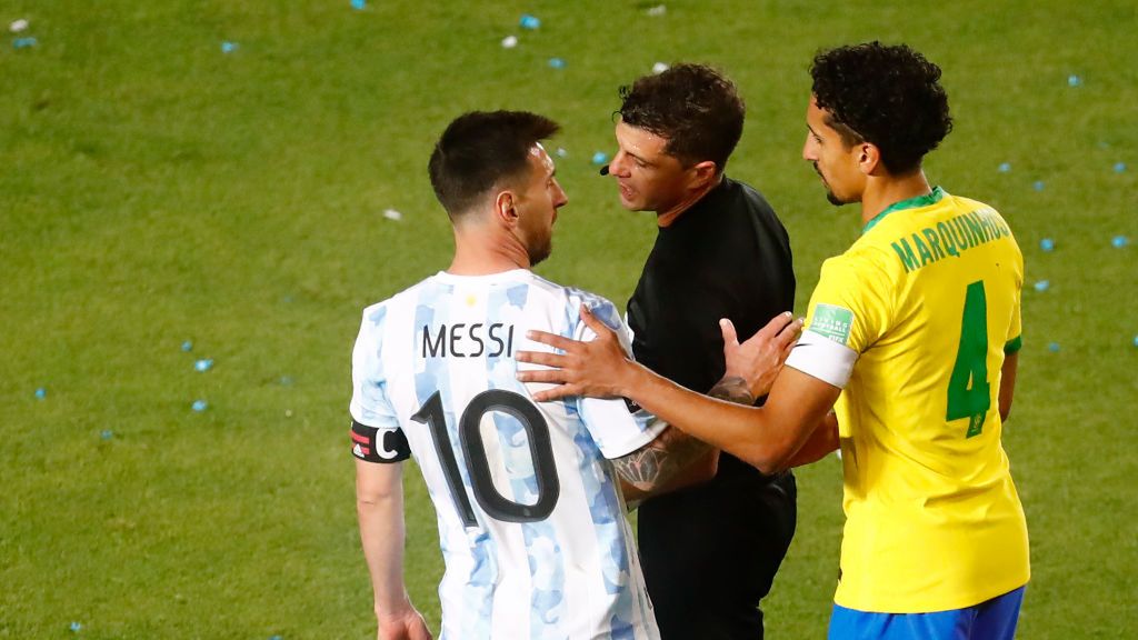 Na zdjęciu Lionel Messi i Marquinhos w rozmowie z arbitrem