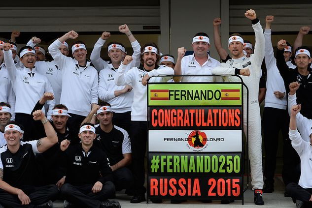 Fernando Alonso świętuje na torze Sochi / Pirelli
