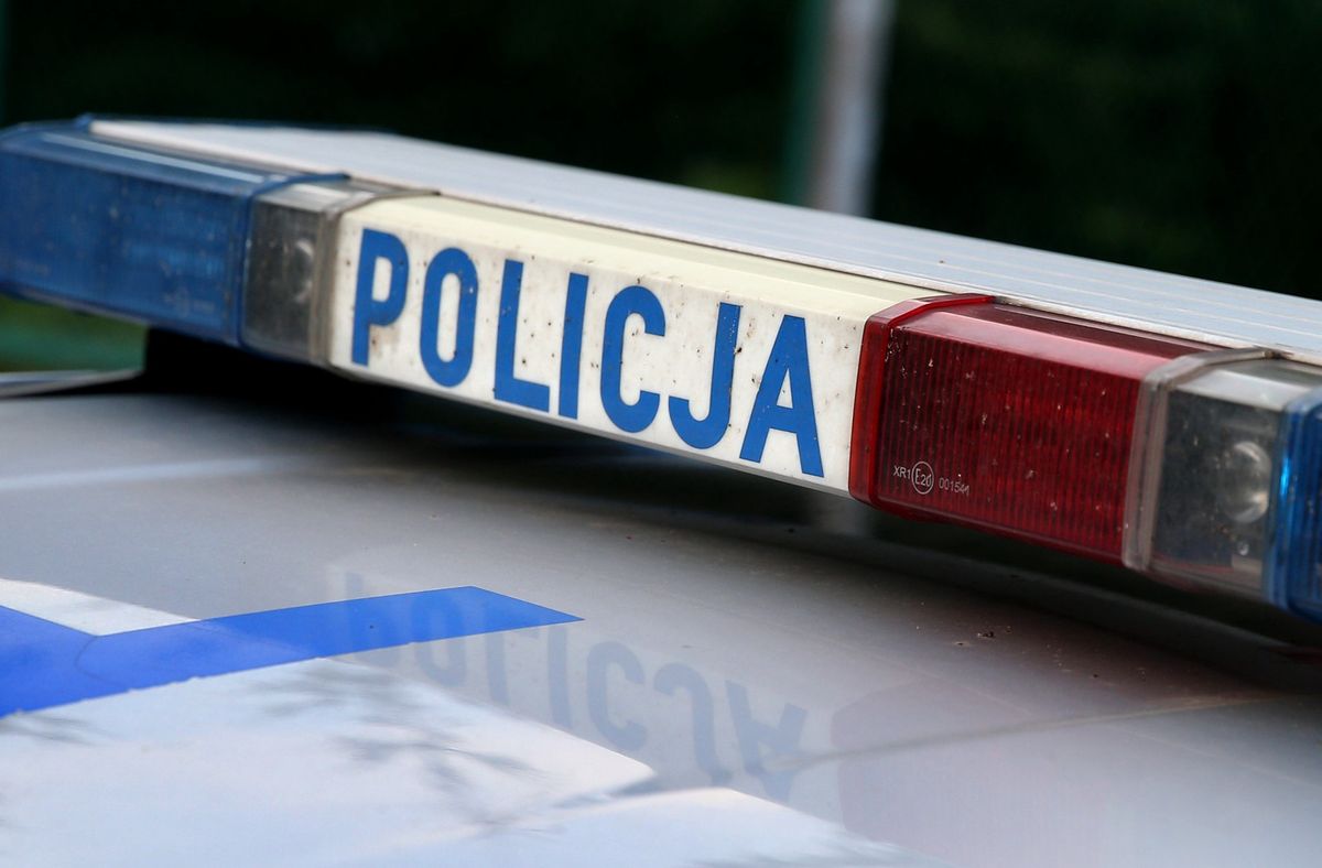 Warszawa. Policja bada sprawę dachującego samochodu