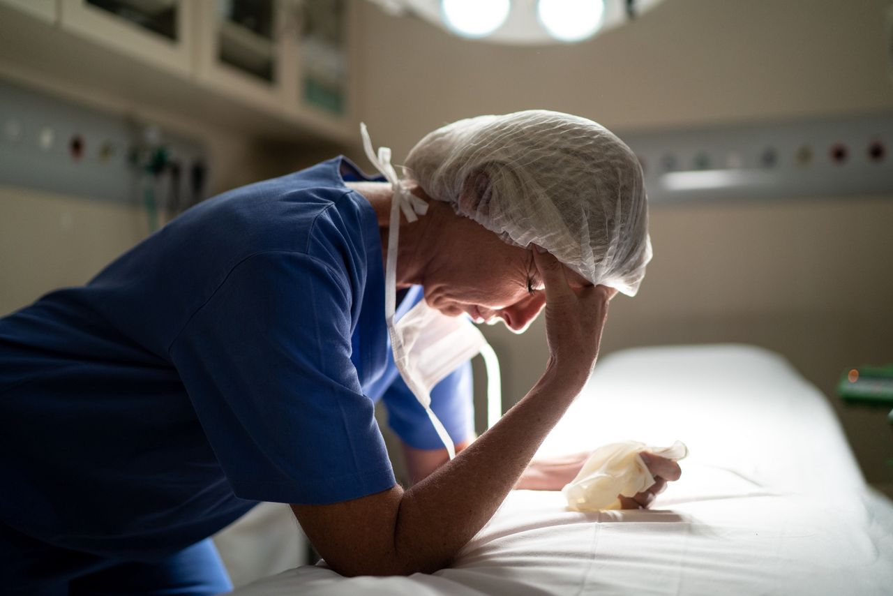 Pandemia odbija się na zdrowiu medyków. Bagatelizowanie tego jest niebezpieczne