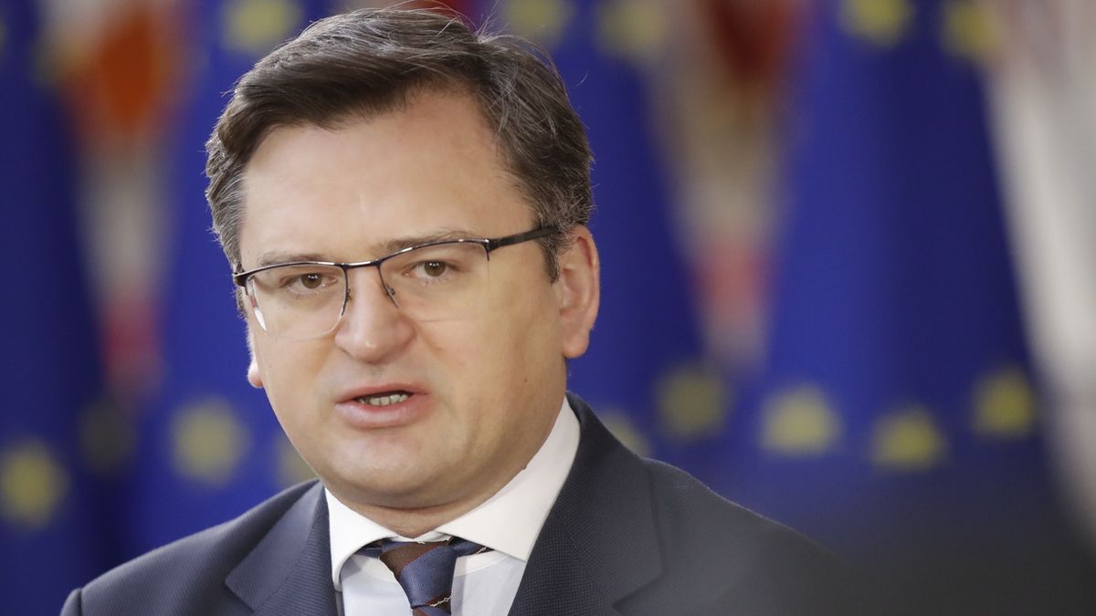 Szef ukraińskiego MSZ Dmytro Kuleba podkreślił, że świat musi uderzyć w Rosję sankcjami "mocno i to teraz"