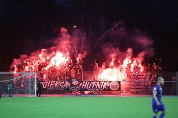 Fajerwerki na meczu Broni Radom z GKS Bełchatów. Zobacz zdjęcia kibiców