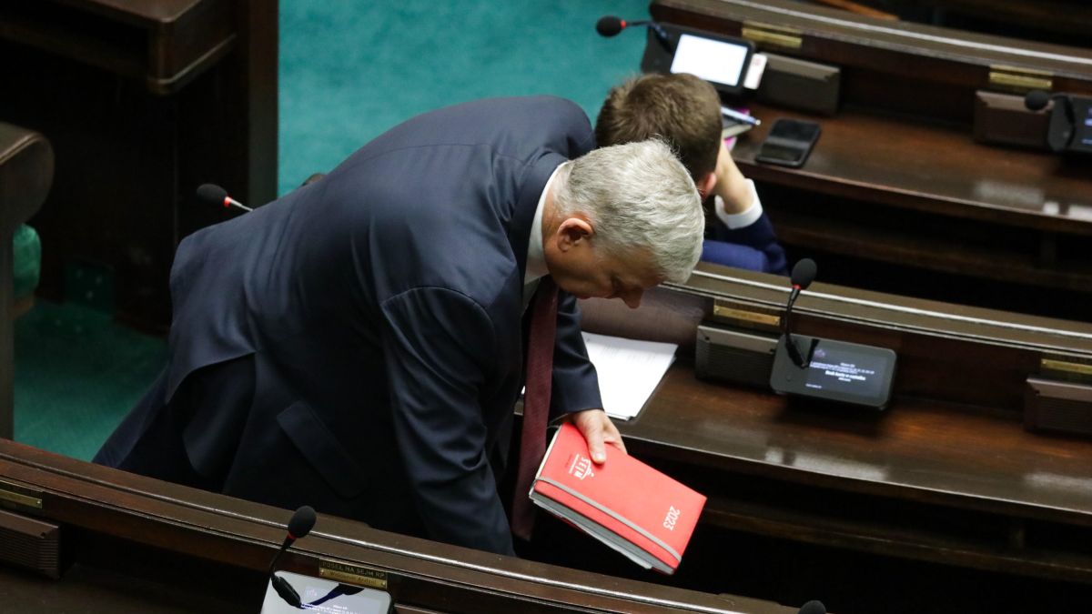 Marek Suski pilnie notował podczas wystąpienia Tuska