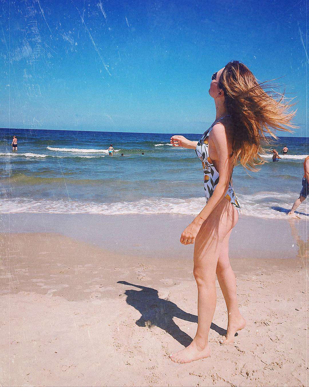 Magdalena Lamparska w stroju kąpielowym na plaży