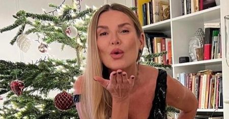 Hanna Lis pręży się przy choince w sukni za 2,5 tys. złotych, a internauci zachodzą w głowę: "Co się ze STOPAMI stało?" (ZDJĘCIA)