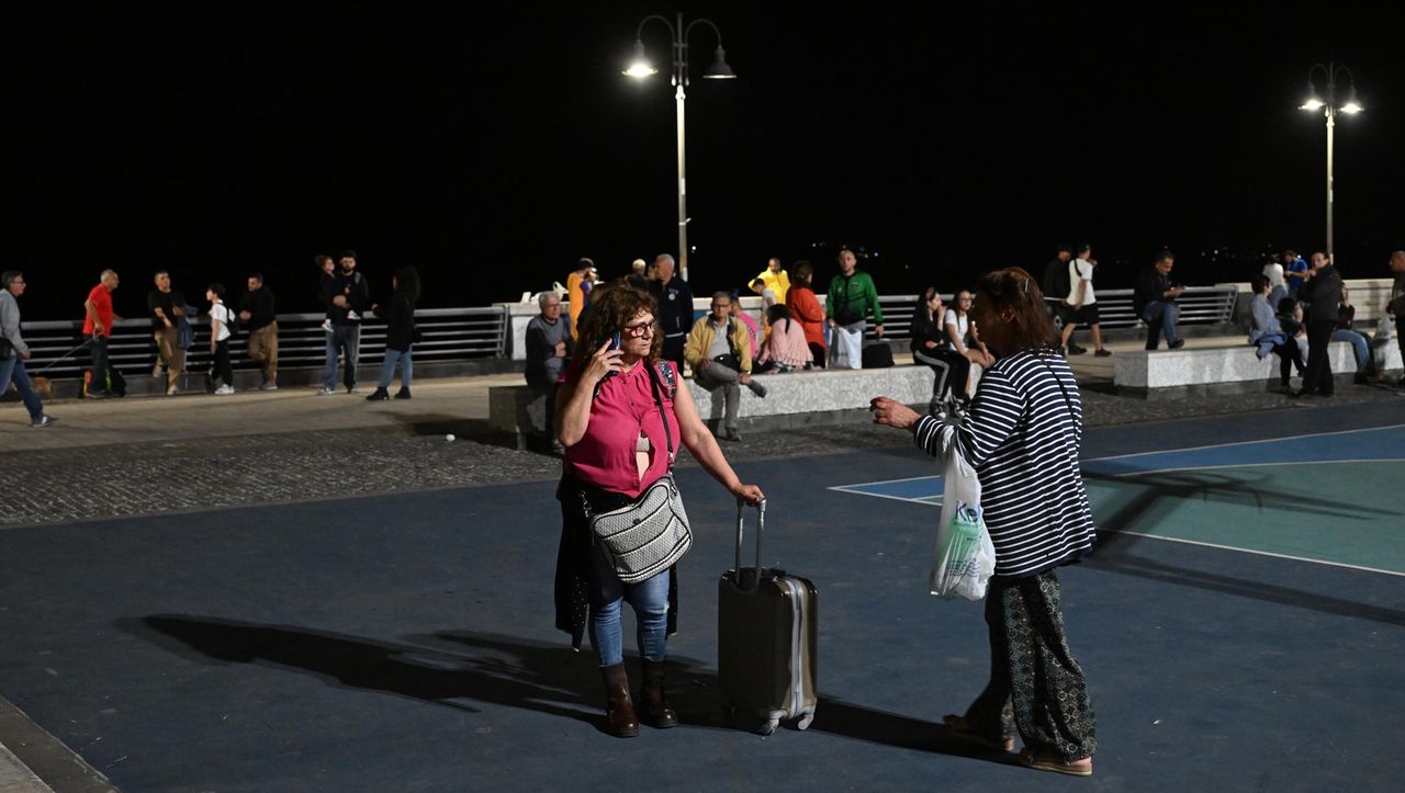 People gather in a safe area in the street on the seafront between Naples and Pozzuoli after the earthquake shocks, in Naples, southern Italy, 20 May 2024. According to the National Institute of Geophysics and Volcanology, the 4.4 magnitude earthquake occurred at 8.10 pm local time, with its epicenter at the Campi Flegrei. EPA/CIRO FUSCO Dostawca: PAP/EPA.