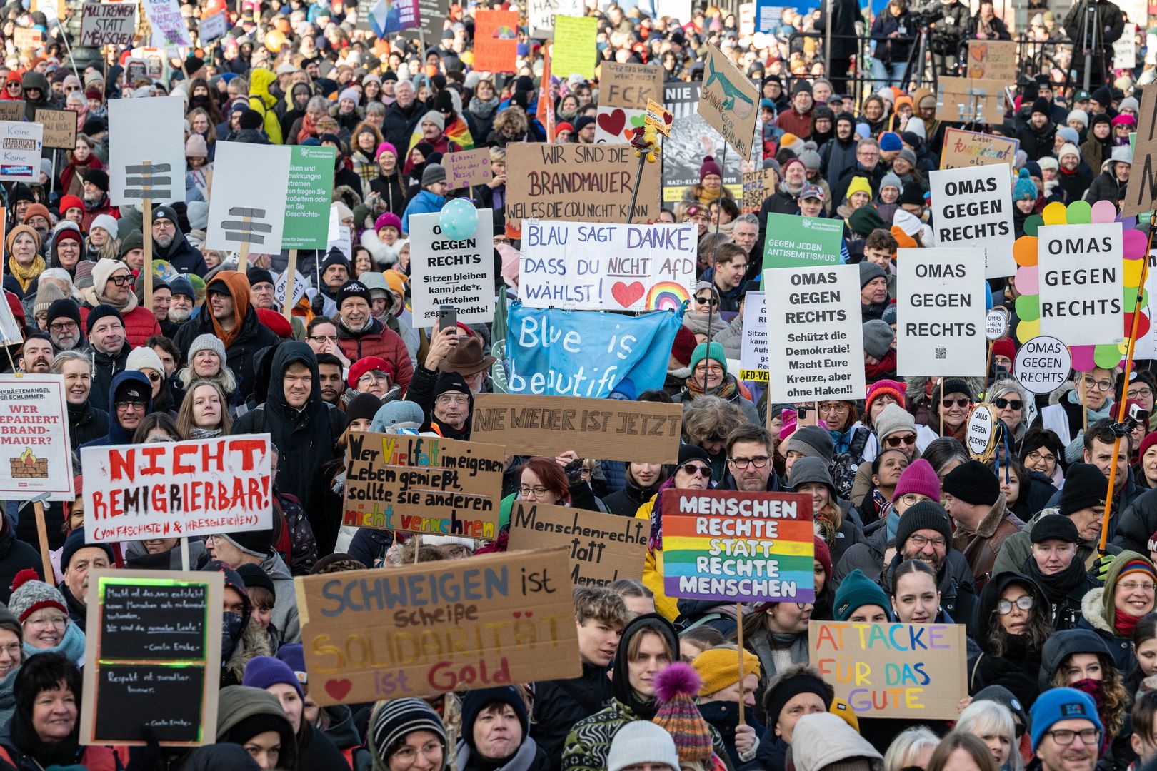 ... i protestujący przeciwko AfD w Berlinie, 16 lutego 2025