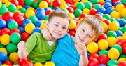 Basen z kulkami. Jakie są korzyści z zabawy w suchym basenie z piłeczkami?