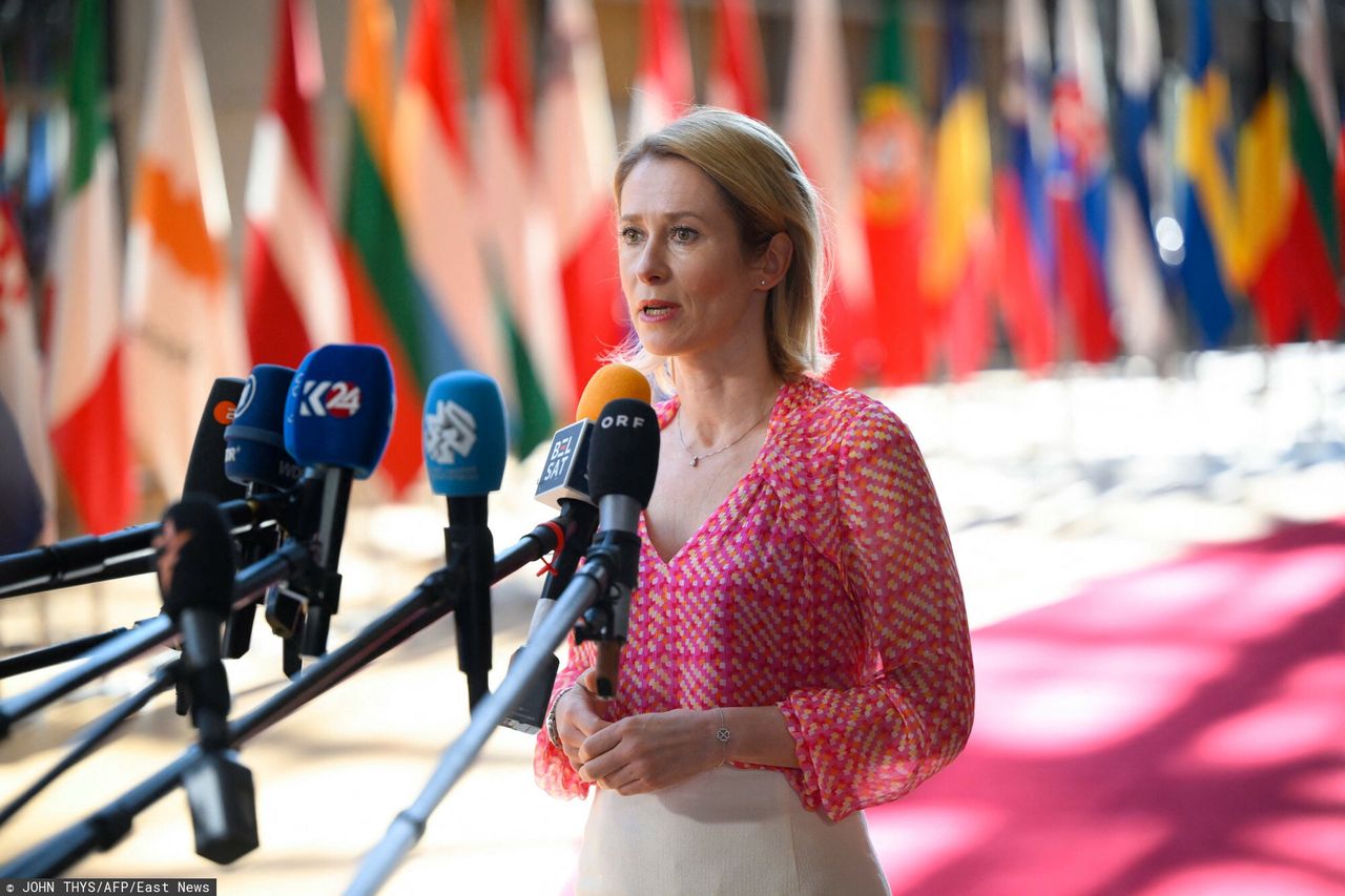 EU ministers lift Syria sanctions to aid rebuilding efforts