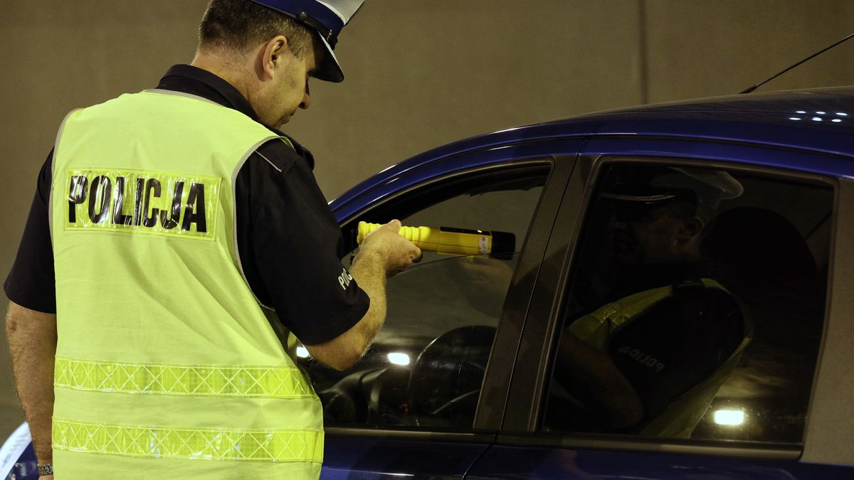 policyjna akcja na drogach
Artur Reszko
akcja policji, badanie alkomatem, Bezpieczna sobota, Bia�ystok, drog�wka, kontrola drogowa, policja, punkt kontrolny