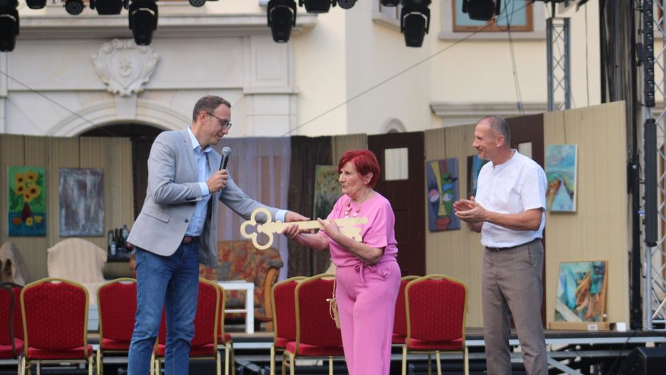 Tarnobrzeskie Dni Seniora, 5 września 2025 - Prezydent Łukasz Nowak przekazuje klucz do bram miasta
